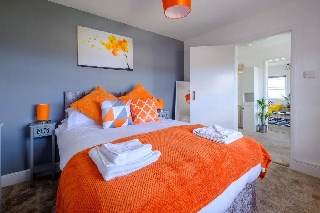Bright Executive Apartment with Views of Solent