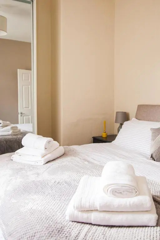Contractor house, sleeps 5, close to restaurant's and bars, Long stays available, Oveyo Accommodation