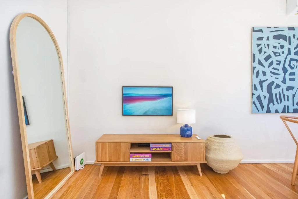 Sun-filled Loft With Balcony 1 street from Beach