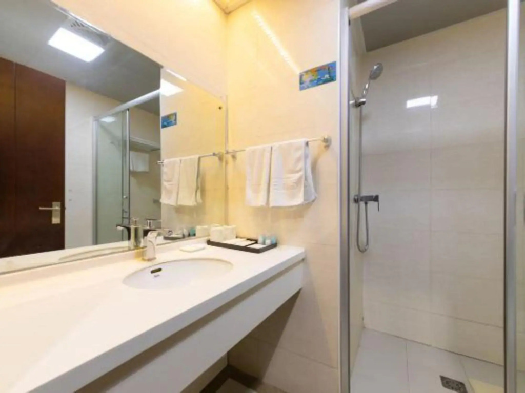 Sunshine Holiday Hotel