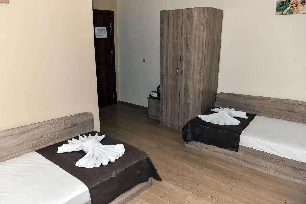 Twain Apart&Rooms