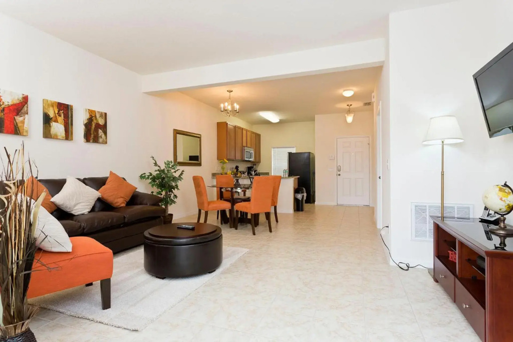 3Br 3Bath Townhome BBQ Pool 15min Disney 1291ft