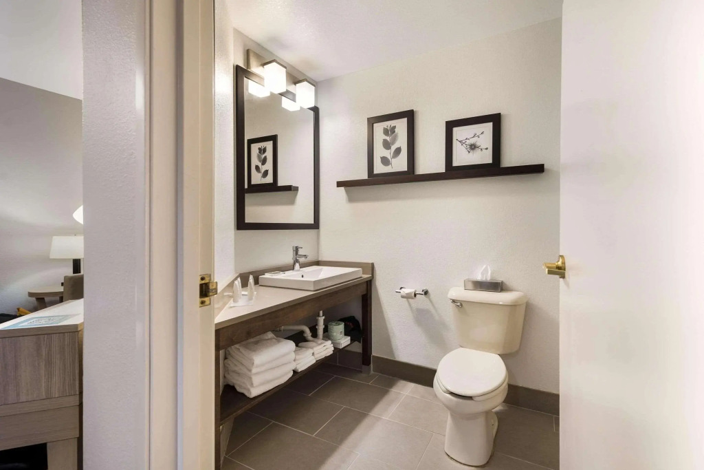 Country Inn & Suites by Radisson, Freeport, IL