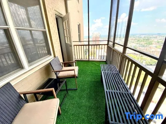21st Floor Cozy Condo at the Center of DT ATL