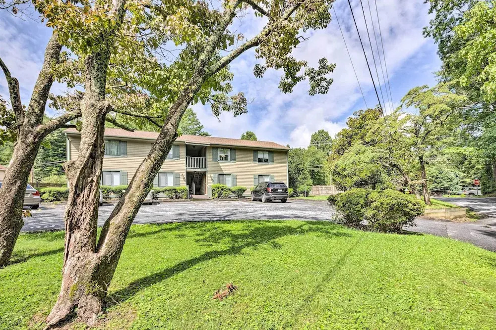 Condo w/ Sunroom, Near Downtown Hendersonville!