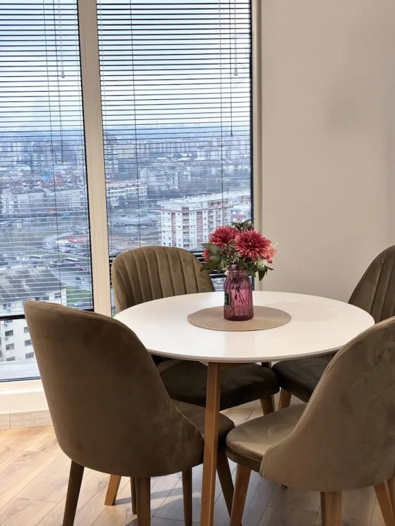 19th Floor Luxury Condo With Pool, spa & Parking