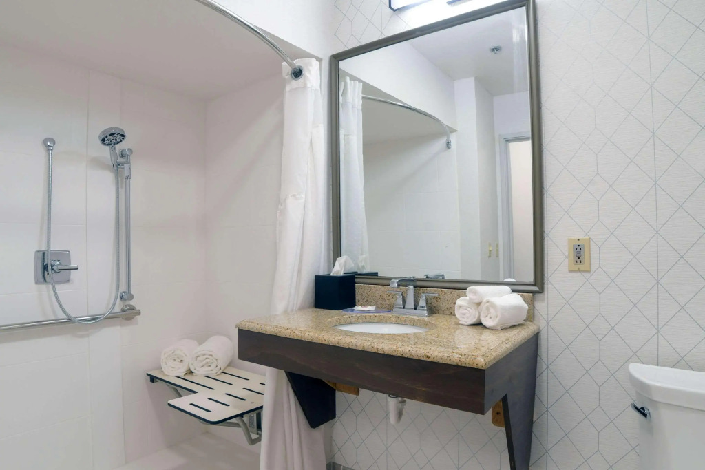 Comfort Inn & Suites NW Milwaukee
