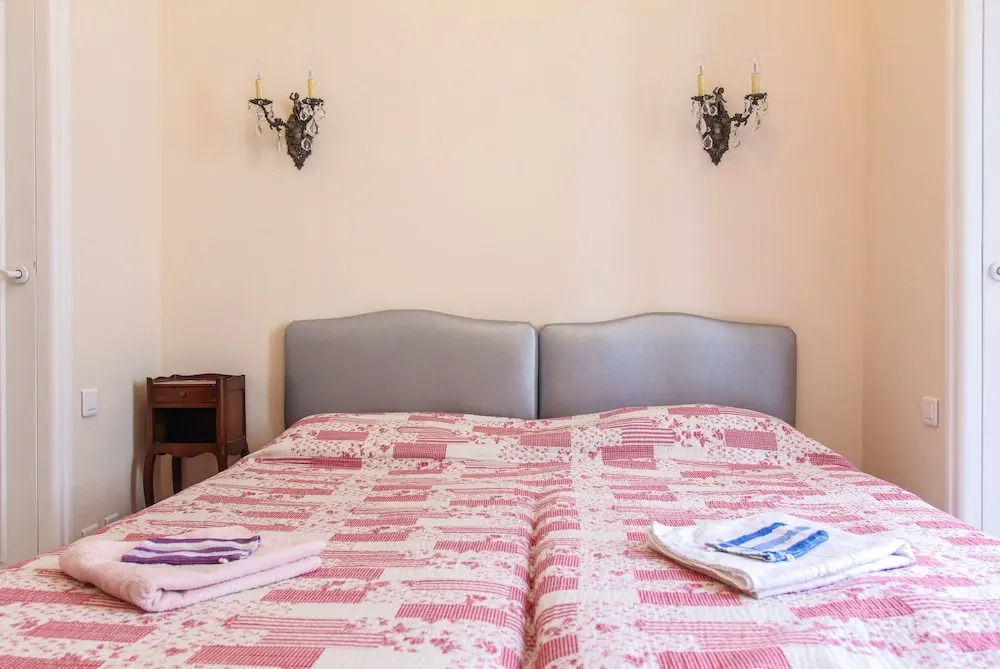 Large Apt 20M Terrace FREE PARKING BEACH