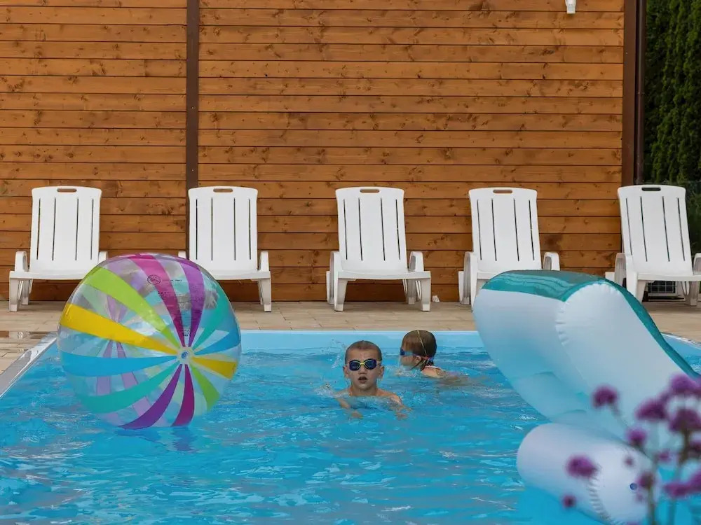 Comfortable houses with swimming pools, Rewal