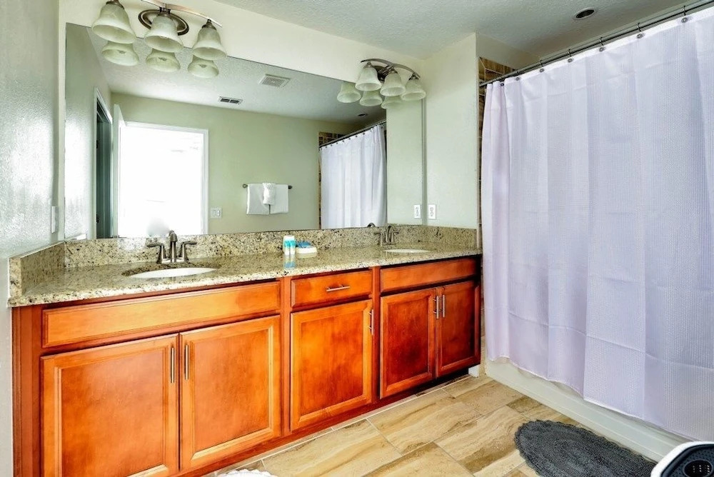 Bright & Cheery Vacation Villa-1638st 5 Bedroom Townhouse by RedAwning