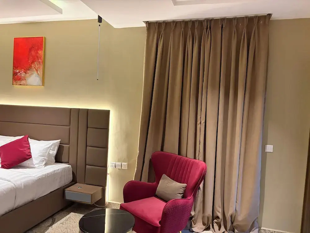 Raynez Resort