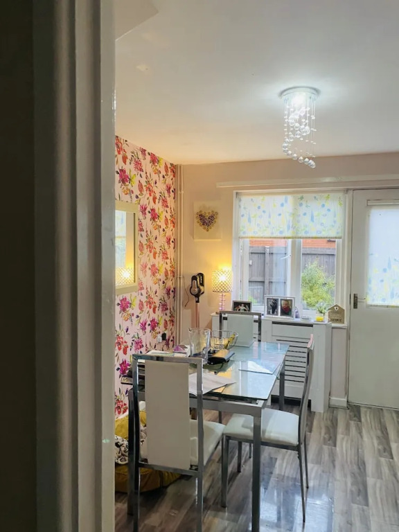 Beautiful House Minutes Away From Liverpool Airport With Huge Garden