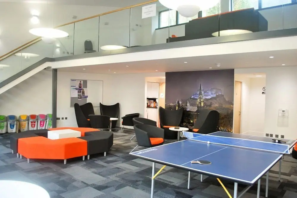 JOIVY Budget 4,5 and 6 bed private flats, in Historic Old Town - Adults Only