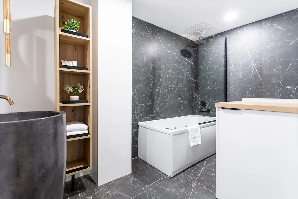 ELEVEN Apartments Real de la Carretería, by Homing U