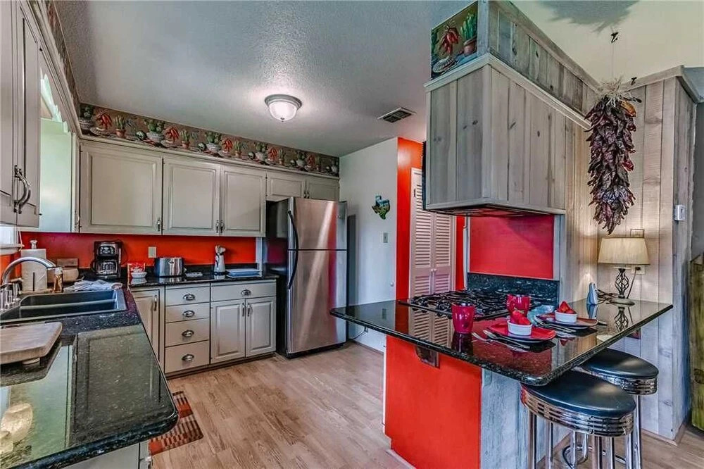 Mustang Hideaway - Three Bedroom Cabin