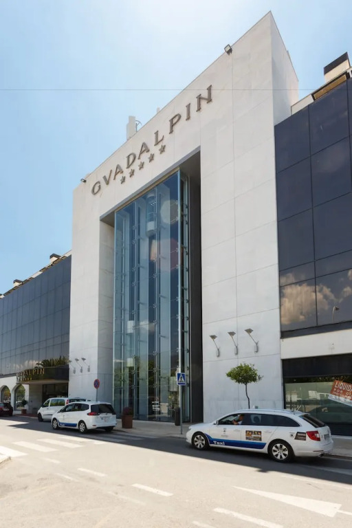 Apartamentos Guadalpin Suites