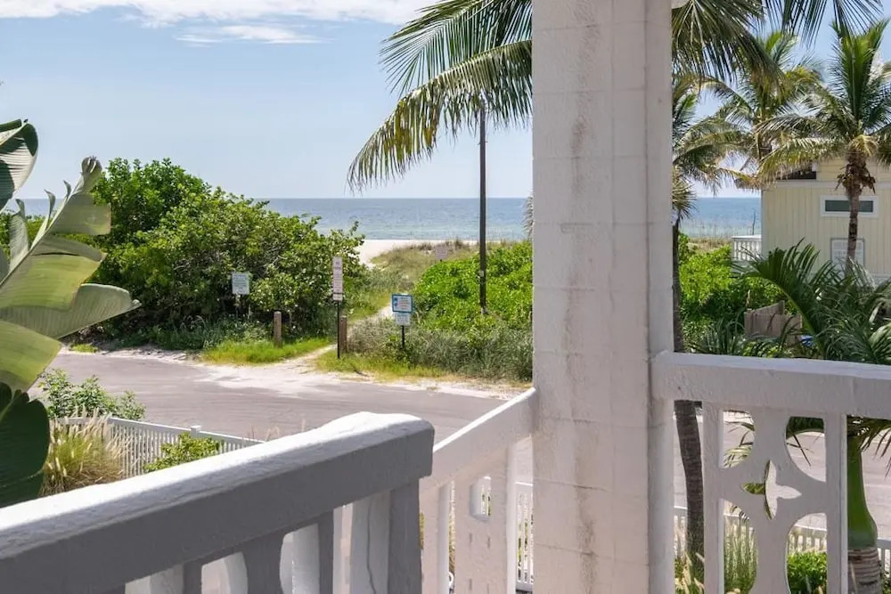 AM Beach Place Unit 4
