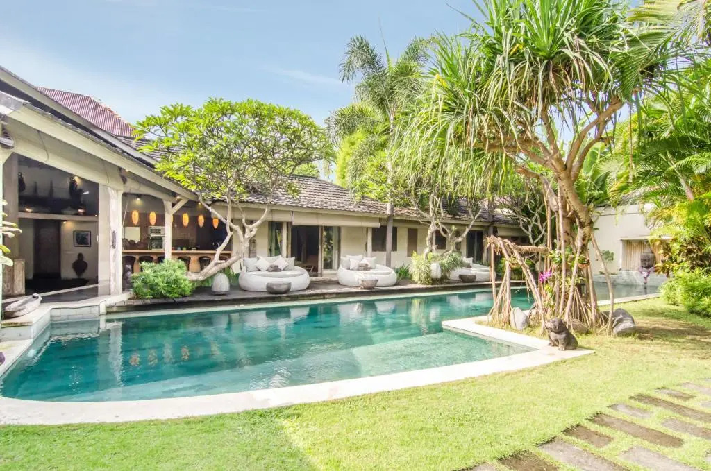 Villa Cinta Damai - Stunning & Stylish 4BR Luxury Villa in the Heart of Seminyak, Just a 10-Min Walk to the Beach
