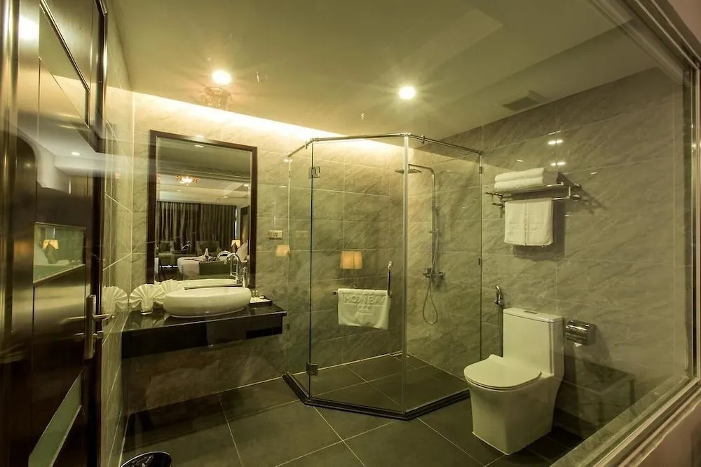 Moon Halo Hotel