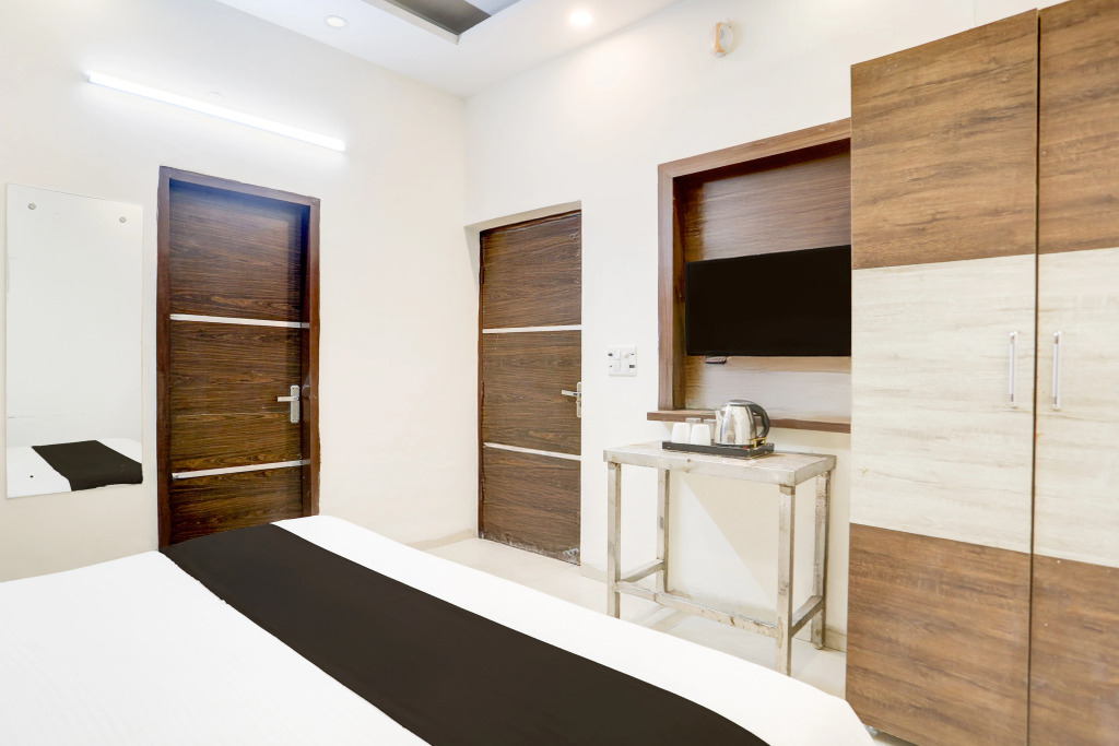 OYO 15947 Hotel Prabhat