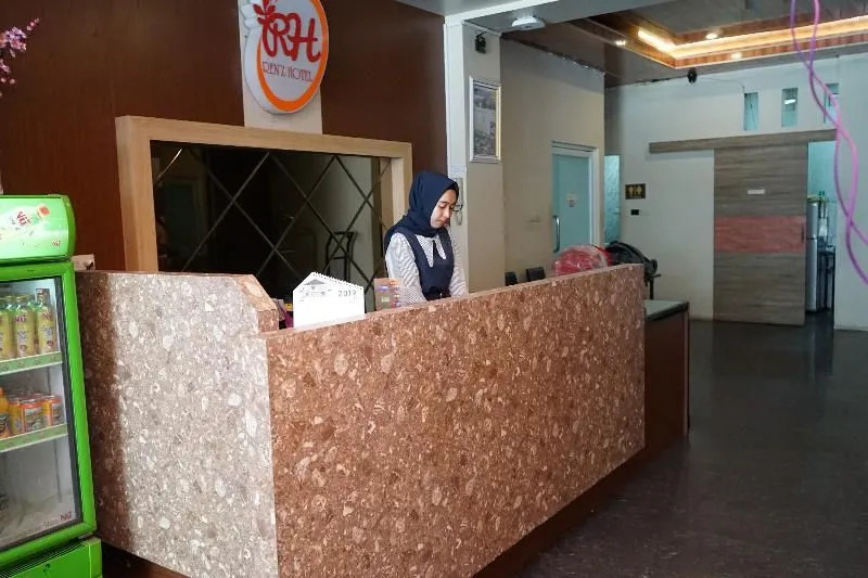 OYO 633 Ren'z Hotel
