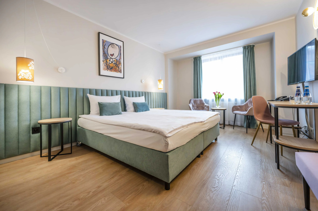 Hotel H12