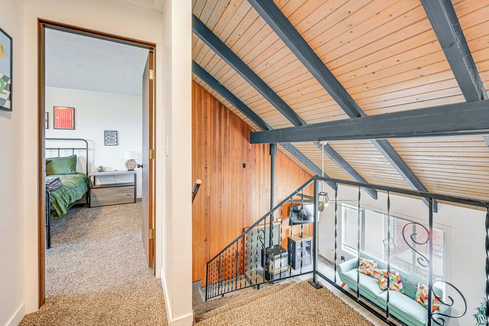 Near Mcnary Dam! Pet-friendly Condo on Golf Course