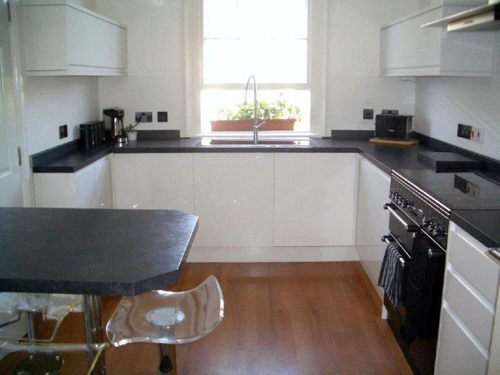 ROOMS AT THE QUAYSIDE - stylish en-suite rooms on Poole Quay all fully refurbed