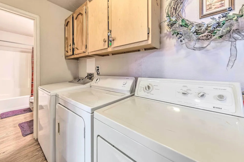 Dog-friendly Alto Escape w/ Hot Tub + Foosball!