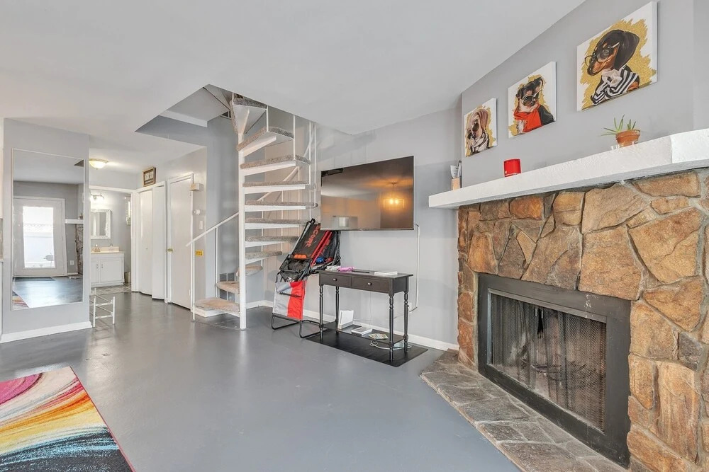 Comfy Home In The Heart Of Raleigh 2 Bedroom Townhouse by Redawning