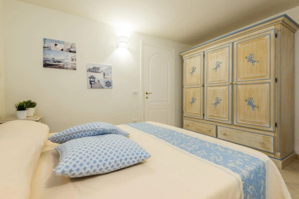 It consists of 3 bedrooms with air conditioning (one triple with a double and a single bed, a twin b-S'ABBA DI GIU'