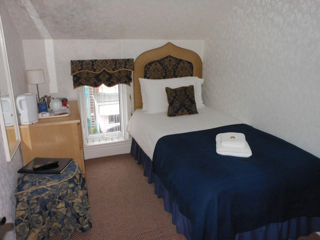 New Bond Hotel