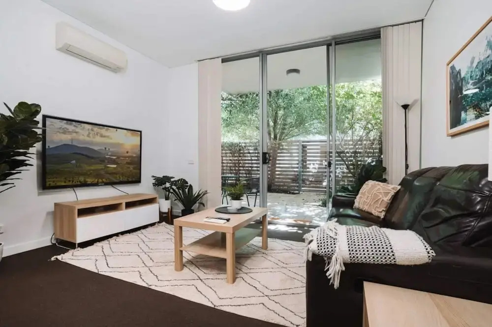 Comfy 1-bed With Spacious Courtyard & Parking
