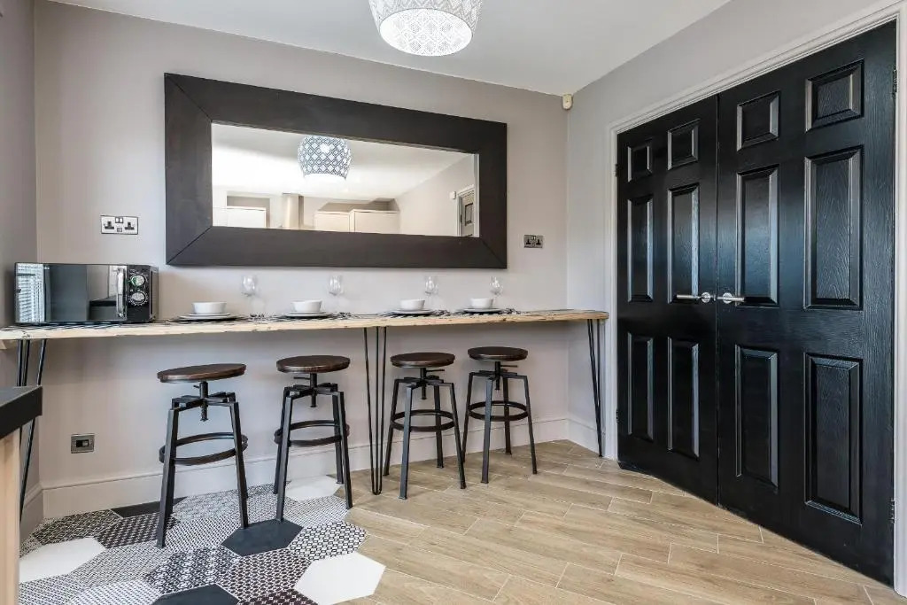 Air Host and Stay - Birchfield Lodge - Sleeps 10 Amazing spacious house