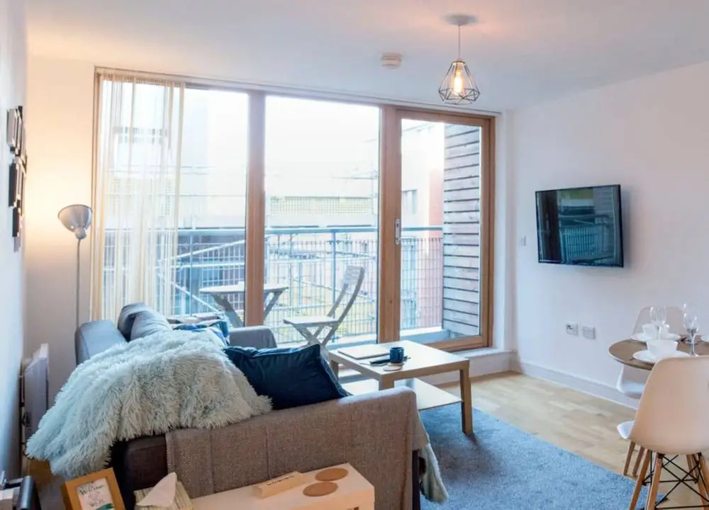 Modern 2 Bedroom Apartment in City Centre With Balcony