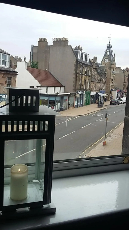 Edinburgh TWO BEDROOM apartment with free side street parking 24 hours