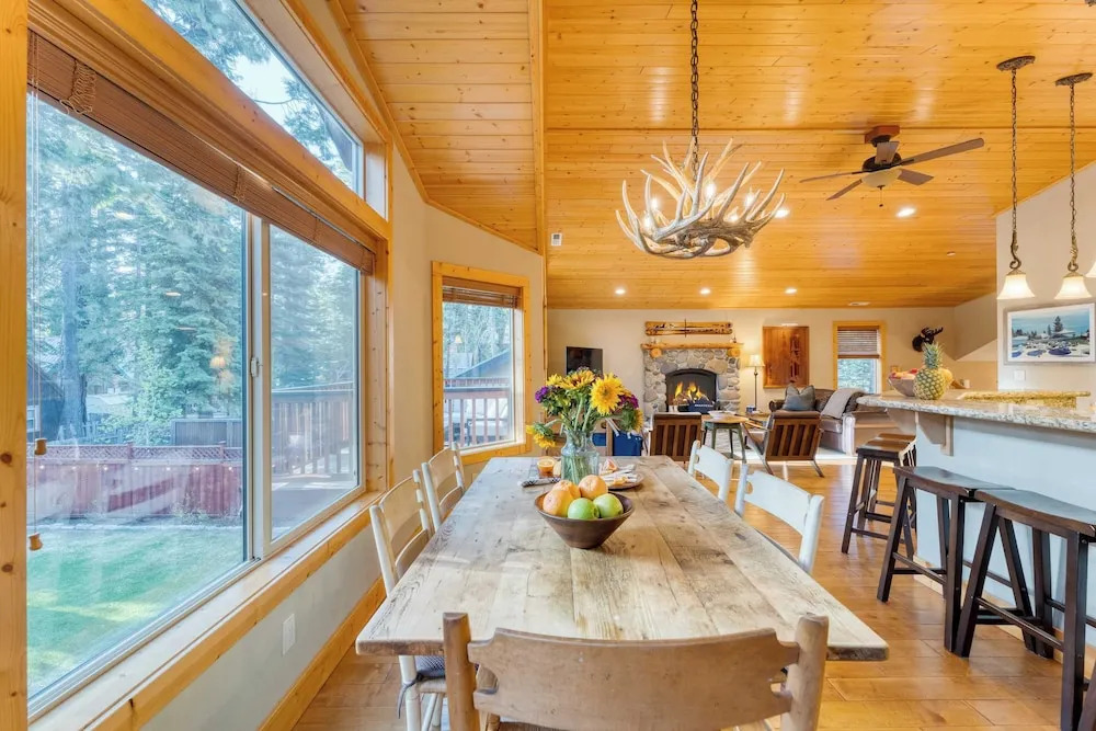 Washoe Chalet by Avantstay Game Room, Hot Tub, Putting Green & Fire Pit