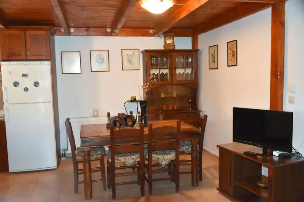 Zaros Traditional House - Private Hot Tub Retreat