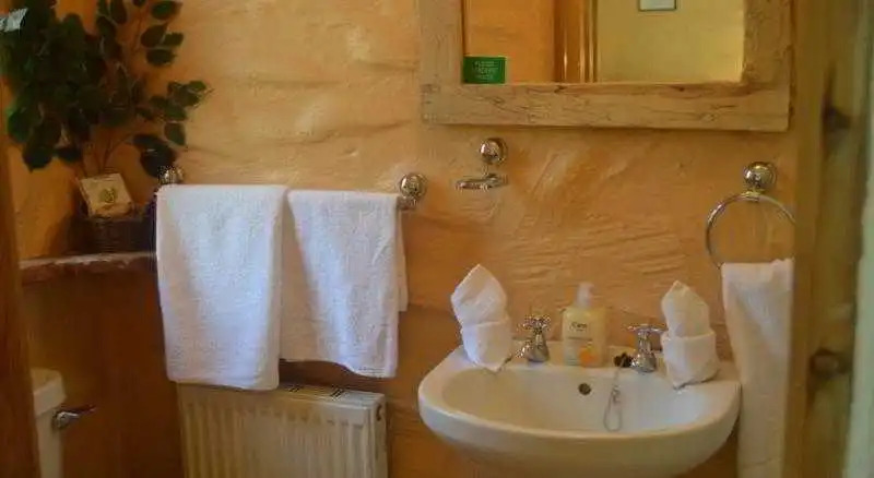Lissyclearig Thatched Cottage