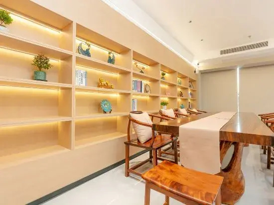 Cloudland Season S Hotel (Beihai Silver Beach Branch)