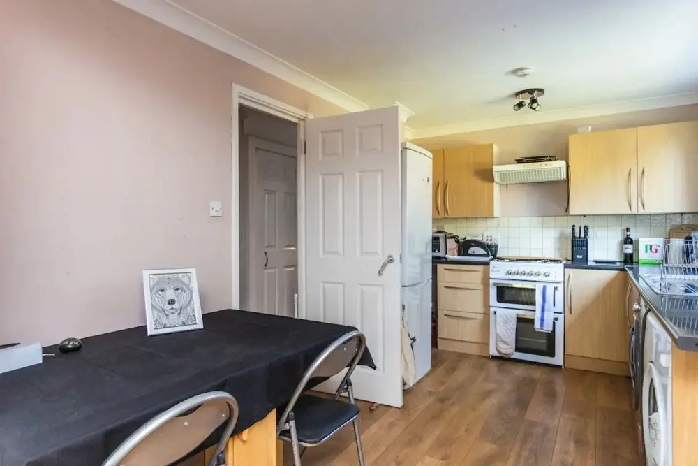 Homely 2 Bedroom House in Kennington With Garden