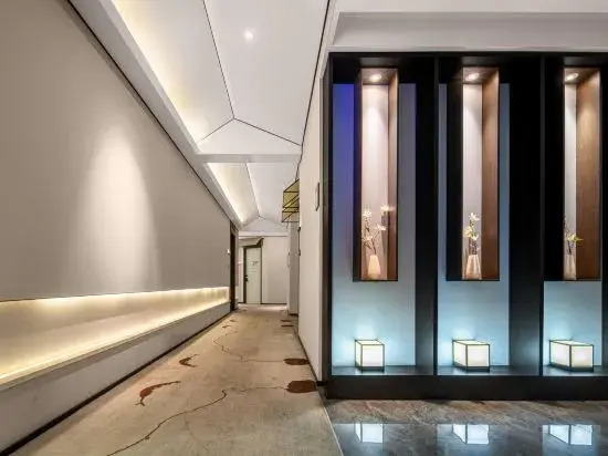 Moshang Light House Hotel (Zhengzhou South China City Longhu Jinyicheng Shopping Center)