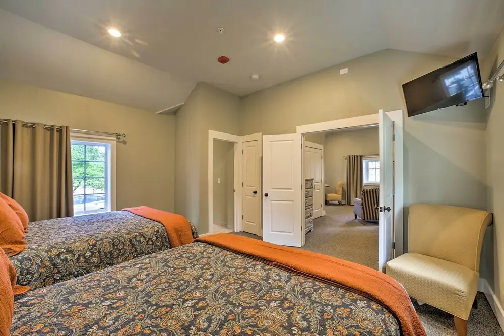 2 Mi to Branson Strip: Cozy Cottage w/ Fire Pit!