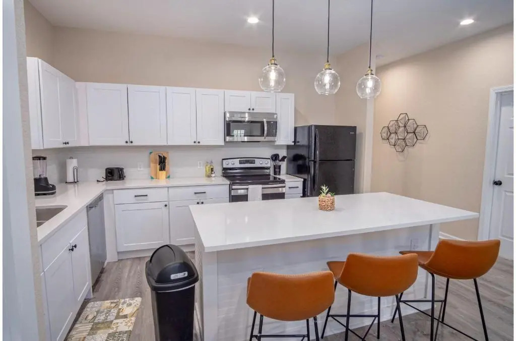 Beautiful Fenced 3BR 2BA Near Exciting Downtown