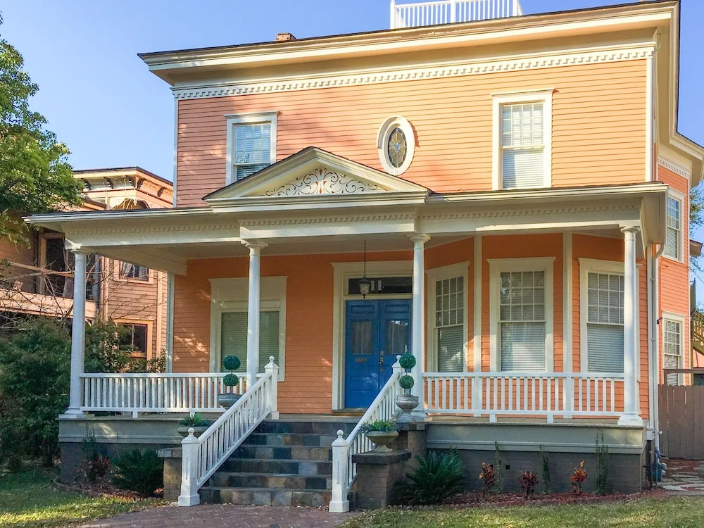 New Listing! Historic Gem, Walk Everywhere 1 Bedroom Apts