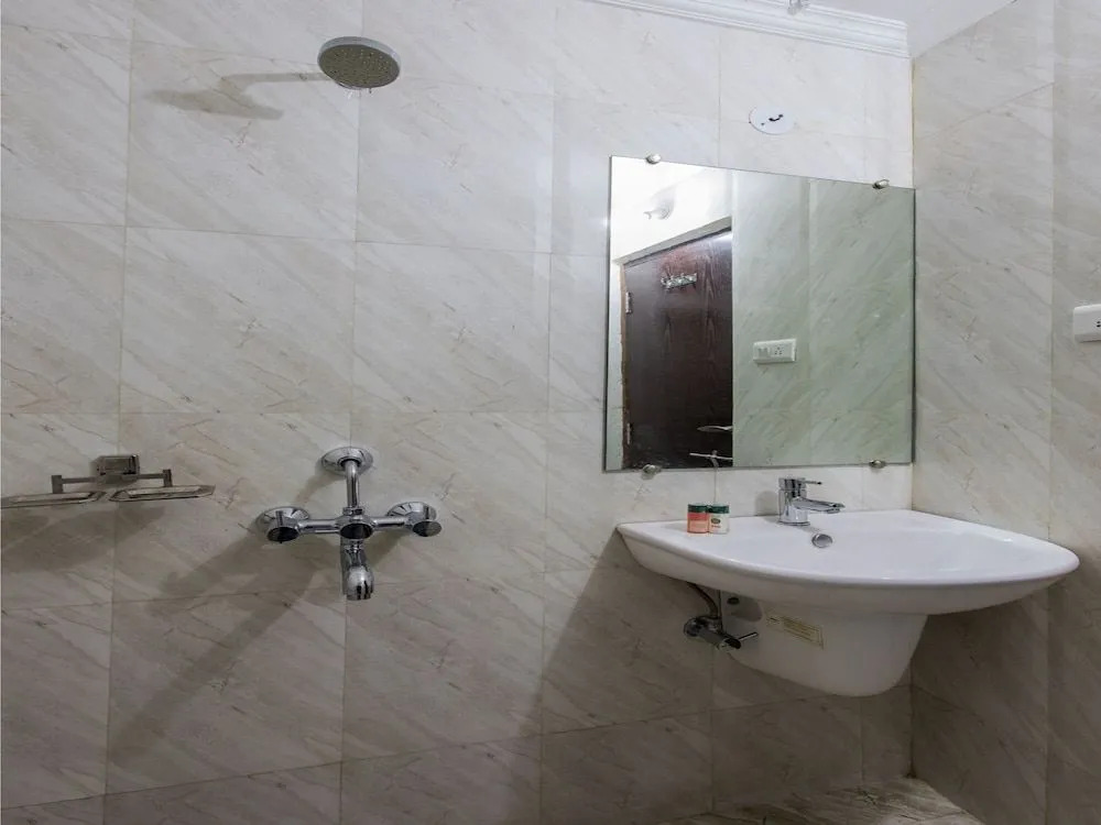 Super Townhouse Divya Palace