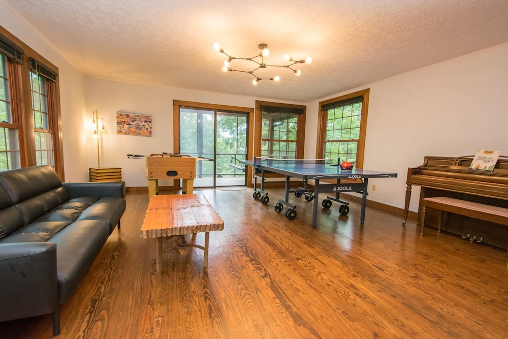 Spacious 4BR w Fireplace Ping Pong Free Tix