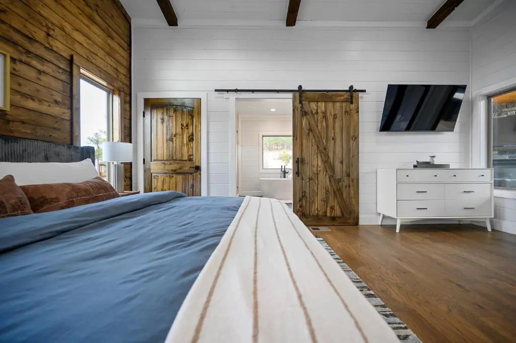 Vacana Peace & Quiet Couples Cabin, Hot Tub, Fire Pit, Pet Friendly