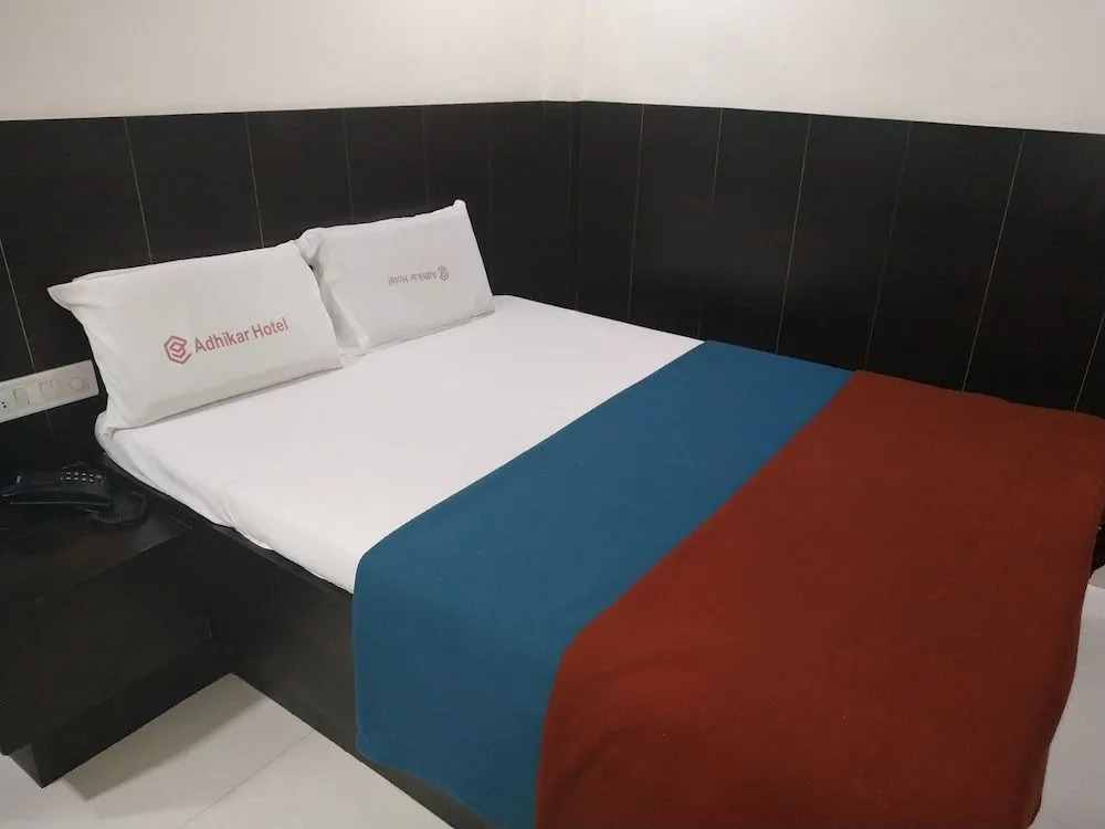 Iroomz Hotel Adhikar