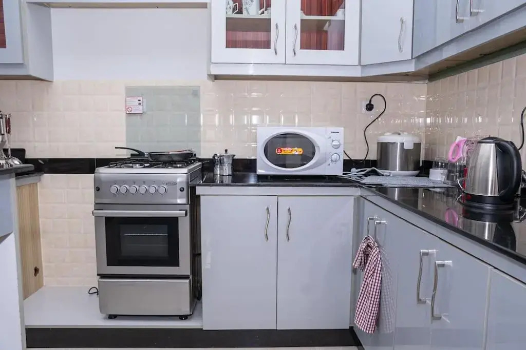 Cheerful 4-bedroom home with parking